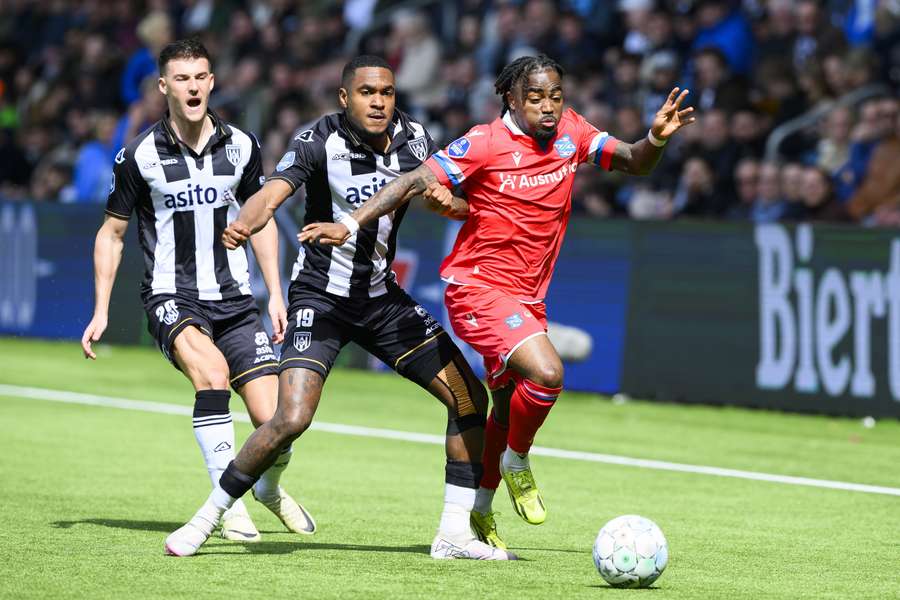 Che Nunnely in actie voor sc Heerenveen