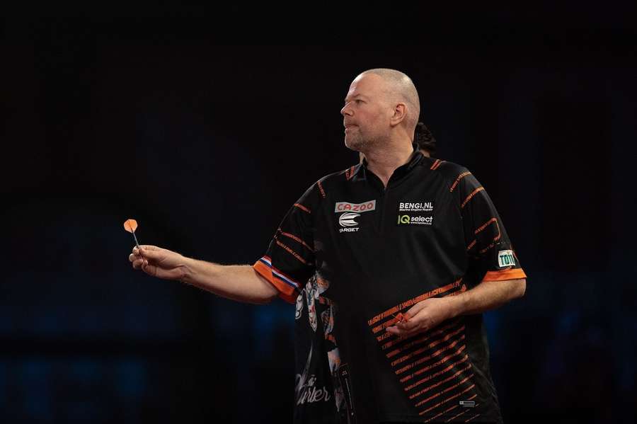 Van Barneveld plaatst zich voor de derde ronde