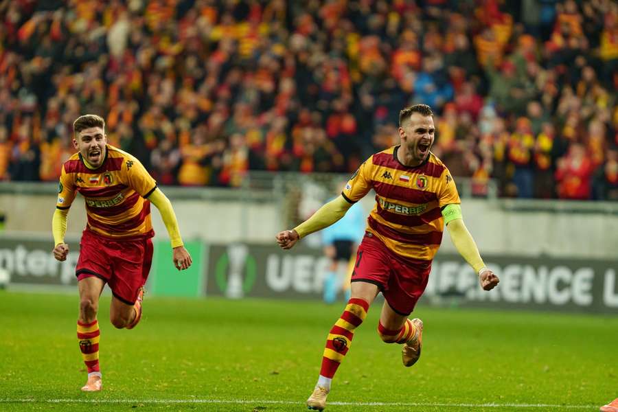 W piątek losowanie fazy barażowej Ligi Konferencji. Na jakich rywali mogą trafić Lech i Jagiellonia?