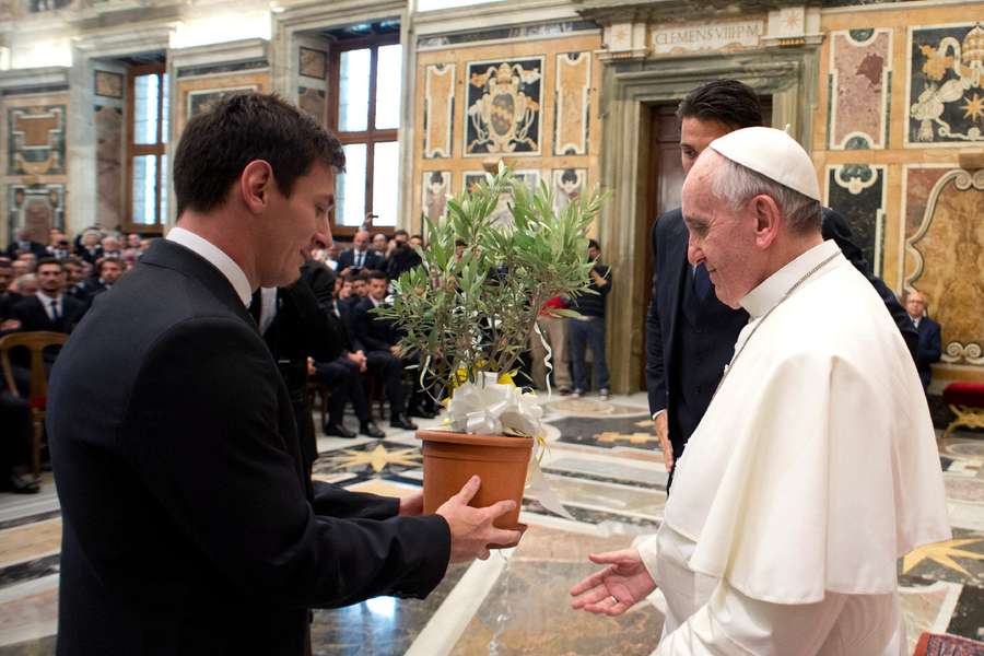 Papa Francisc primește un pom de măslin de la atacantul argentinian Lionel Messi la sfârșitul unei audiențe private la Vatican pe 13 august 2013
