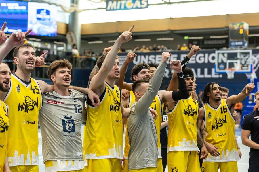 Dziki z trofeum Północnoeuropejskiej Ligi Koszykarzy po zwycięstwie nad Manchesterem