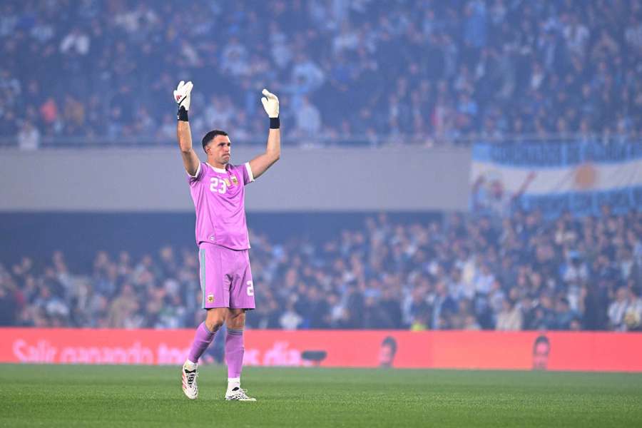 Dibu Martínez saluda a la afición argentina en el último partido internacional Dibu Martínez saluda a la afición argentina en el último partido internacional