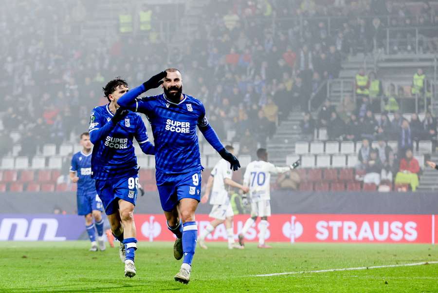 Mikael Ishak (P) cieszy się z bramki strzelonej na 0:2 podczas meczu Ligi Konferencji z Sigmą Ołomuniec Mikael Ishak (P) cieszy się z bramki strzelonej na 0:2 podczas meczu Ligi Konferencji z Sigmą Ołomuniec