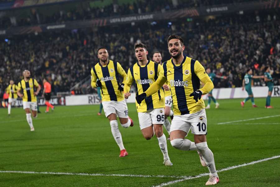 Dušan Tadič (v popředí) poslal Fenerbahce v zápase s Anderlechtem do vedení 1:0.