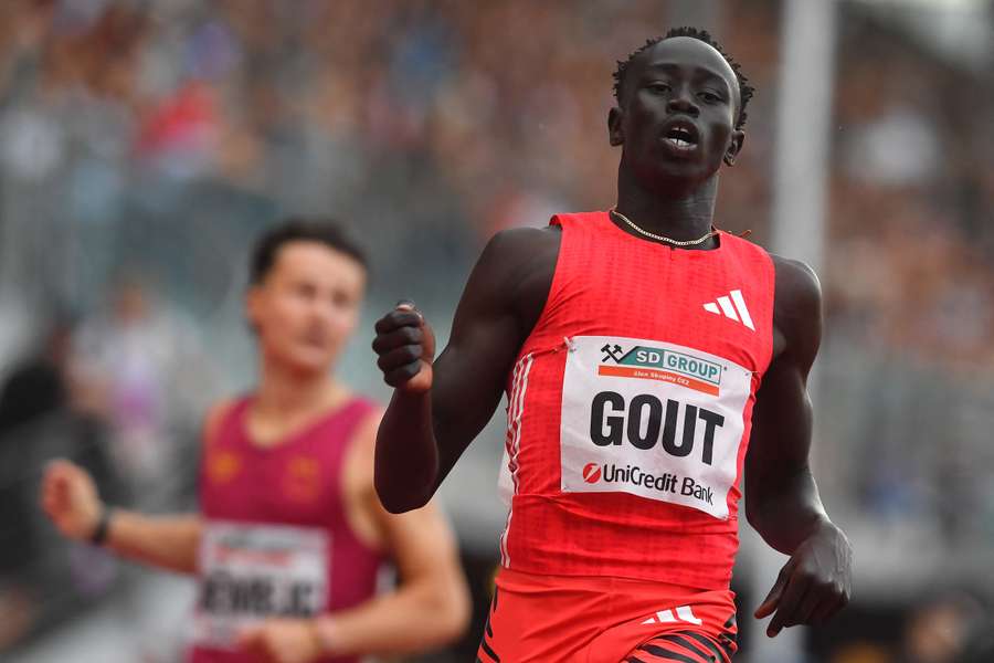 El prodigio australiano Gout Gout mejoró su marca personal en los 200 metros