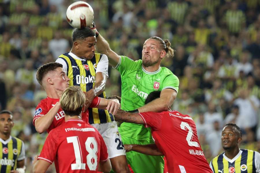 FC Twente verliest met 4-1 van Fenerbahce