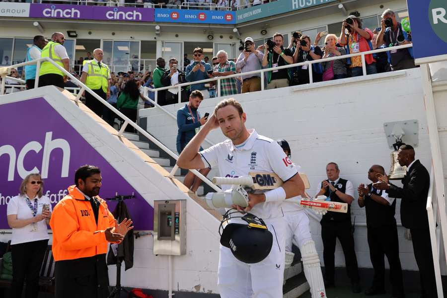 England's Stuart Broad (C) is applauded as he comes out to bat ahead of play on day four