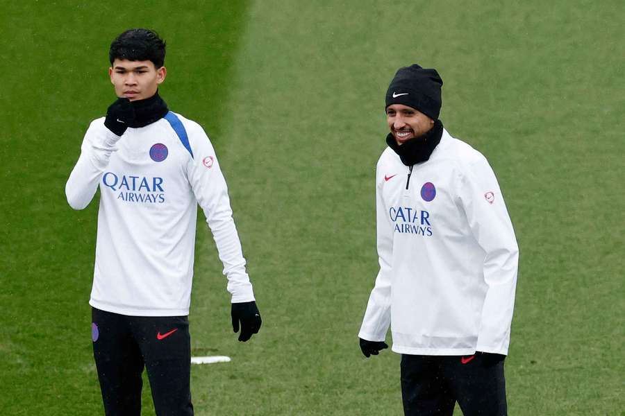 Dro, durante un entrenamiento del PSG con Marquinhos (a la derecha)