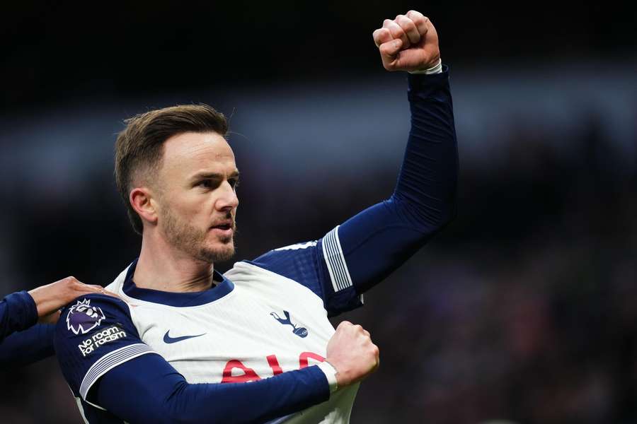 James Maddison, del Tottenham Hotspur, celebra el primer gol. 