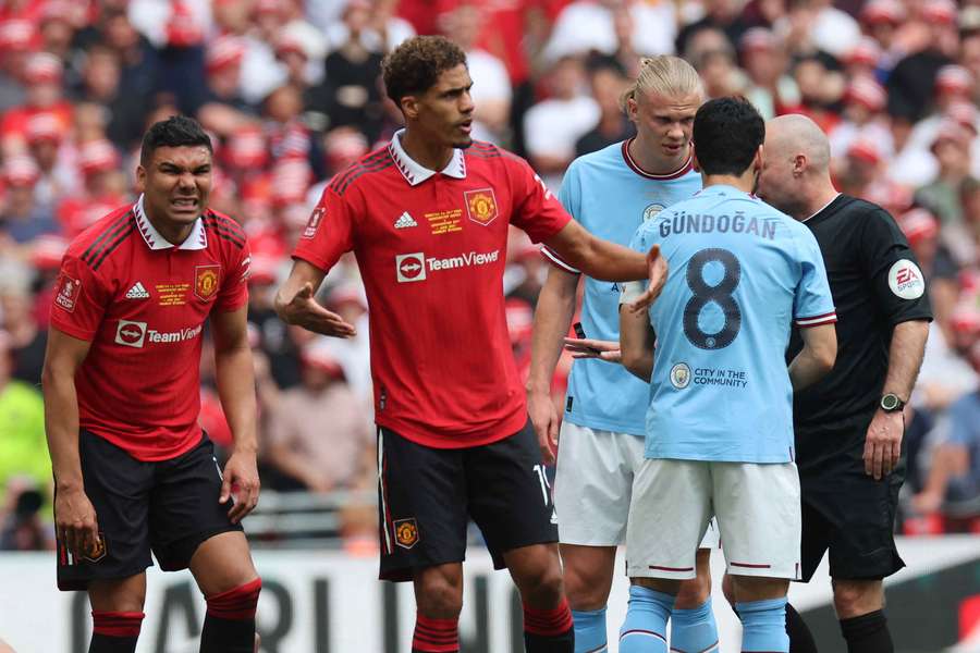 Casemiro (l.) und Varane (m.) tun sich seit dem Wechsel in die Premier League äußerst schwer