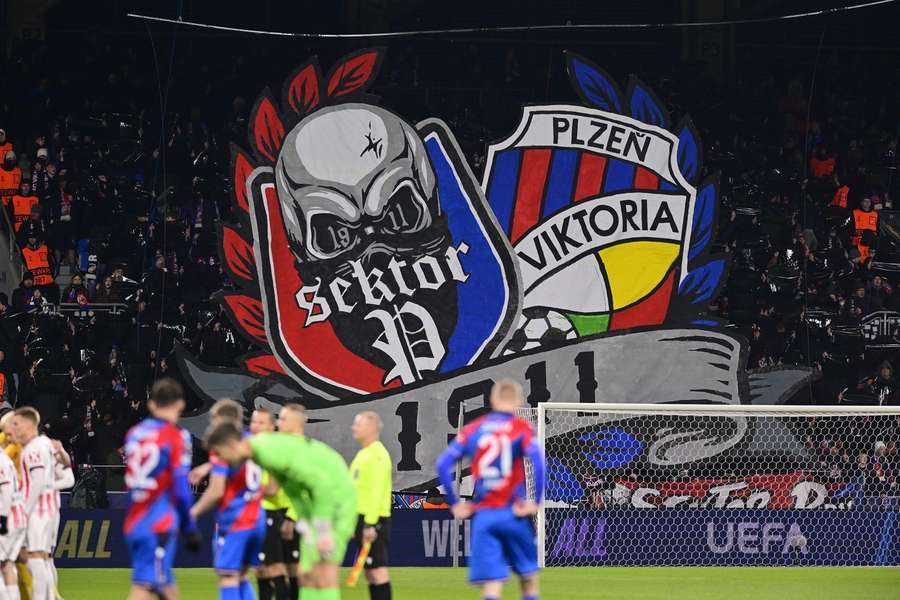 Plzeňští příznivci ze Sektoru P útočí na Baník Ostrava.