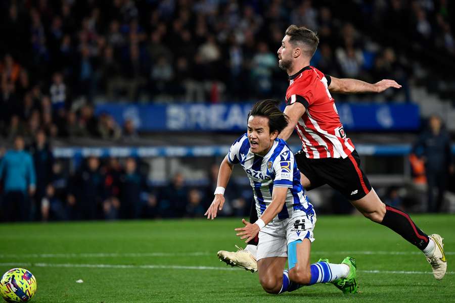 Yeray empuja a Kubo durante el derbi vasco