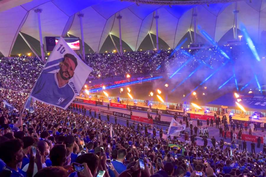 Torcida do Al-Hilal lotou estádio na apresentação de Neymar