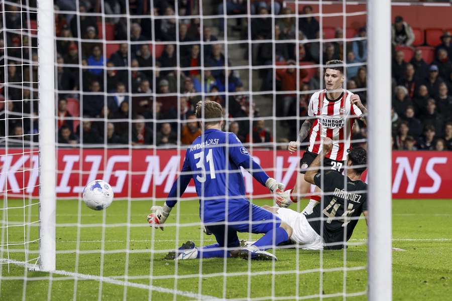 Momentul în care Dennis Man a marcat pentru PSV Momentul în care Dennis Man a marcat pentru PSV
