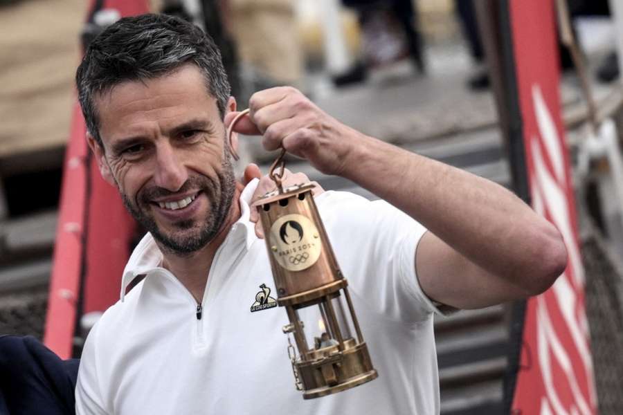 Tony Estanguet avec la flamme olympique.