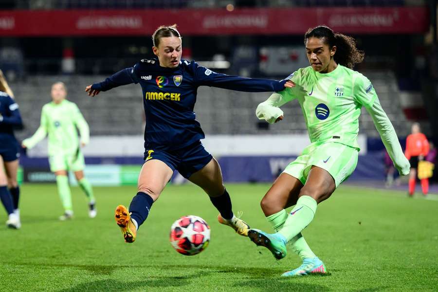 Esmee Brugts (R) in actie voor FC Barcelona