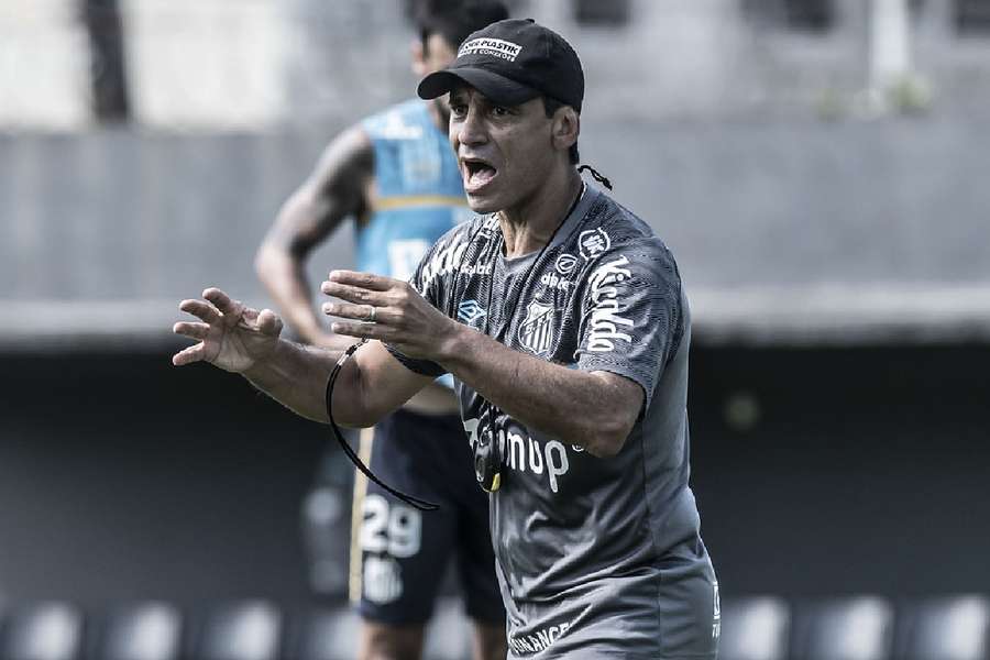 Santos sofre transfer ban após dívida com o técnico Fabián Bustos