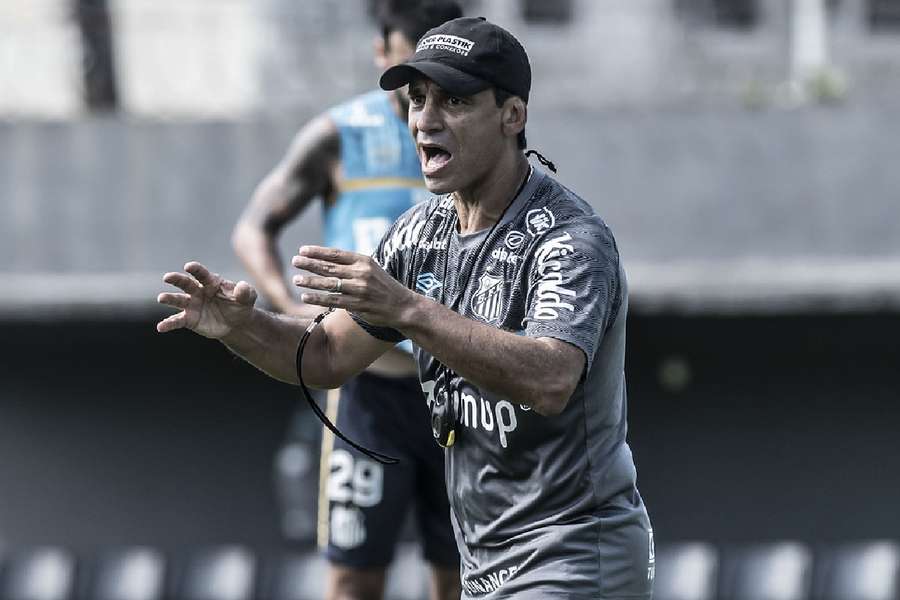 Fabián Bustos comandou o Santos em 28 jogos na temporada passada 