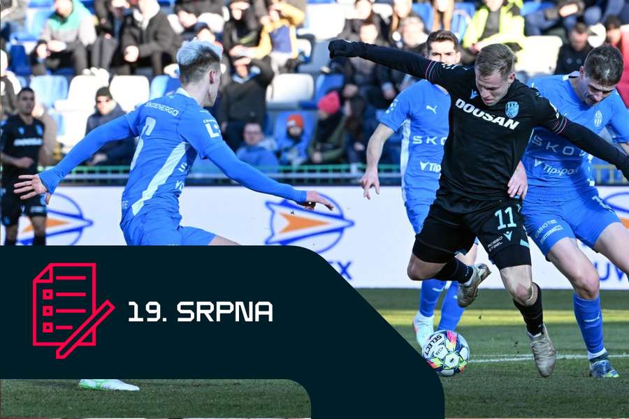 Matěj Vydra (v černém) v souboji s mladoboleslavskou obranou.