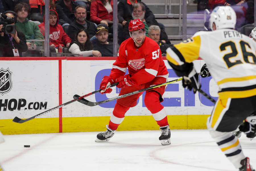 Detroit left wing David Perron handles the puck against Pittsburgh