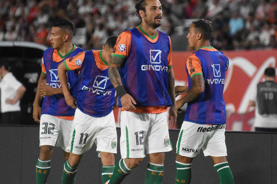 Dani Osvaldo în tricoul lui Banfield Dani Osvaldo în tricoul lui Banfield