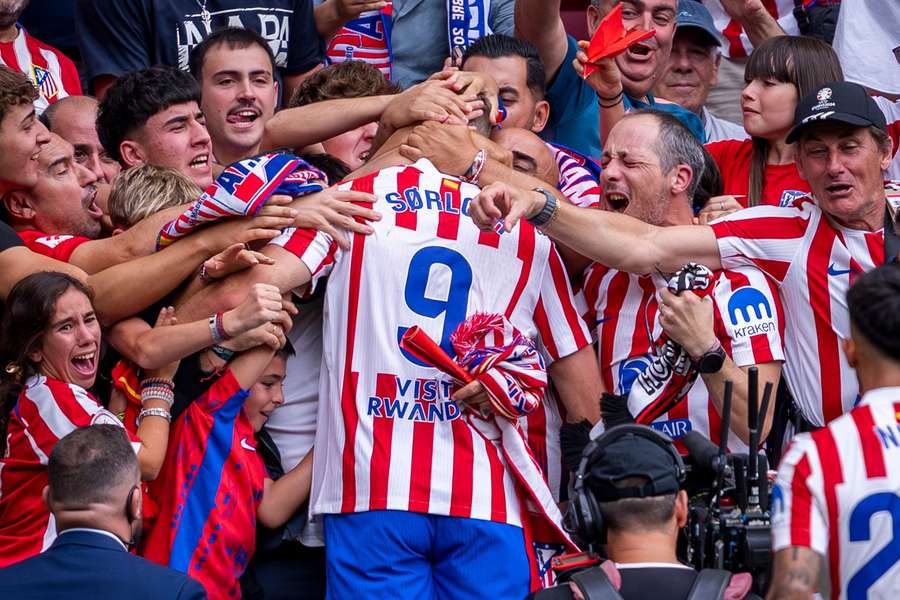 Sorloth celebra junto a la afición