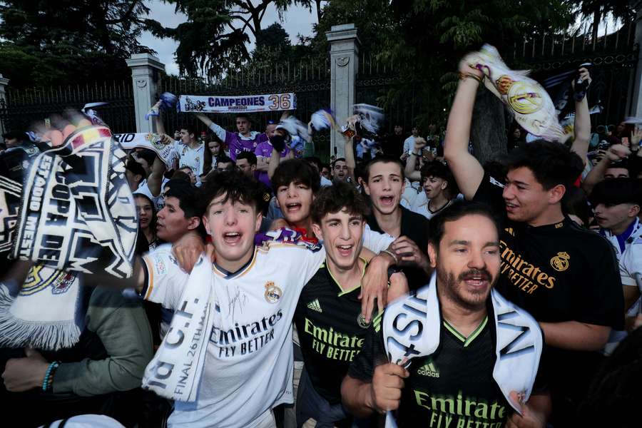 Seguidores del Real Madrid festejan el título de Liga en Cibeles