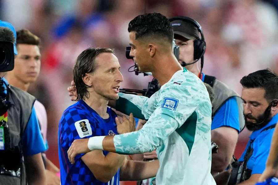 Ronaldo v objatí s Modričom. Ronaldo v objatí s Modričom.