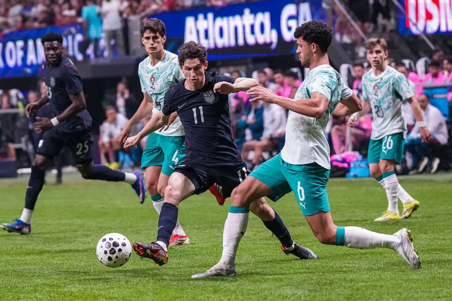 Brenden Aaronson läuft Matheus Nunes an.