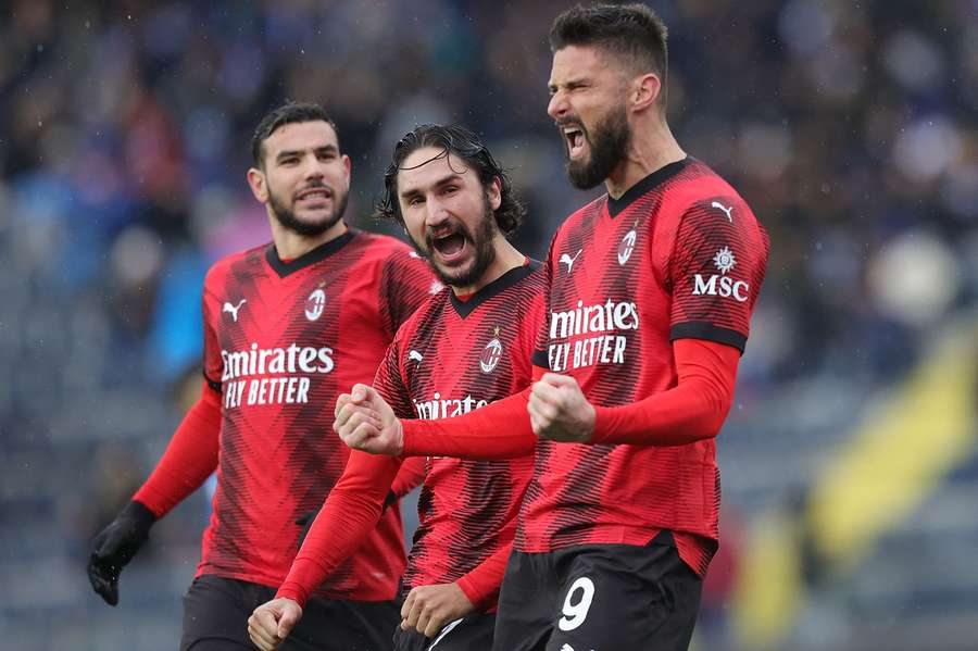 Olivier Giroud comemora segundo gol do Milan