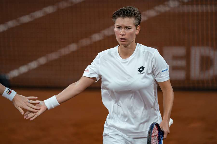 Demi Schuurs in actie op het dubbelspel in de Fed Cup