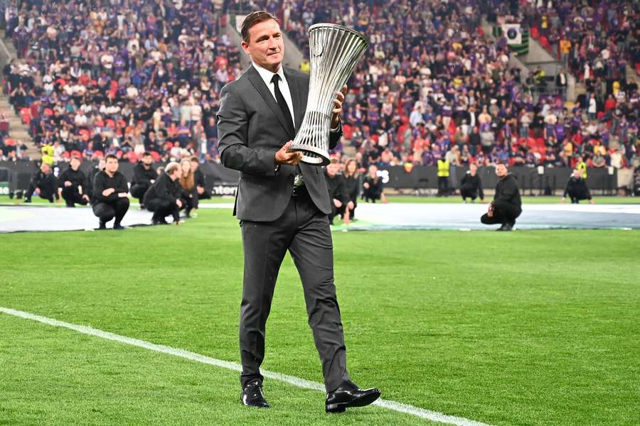 The trophy is carried out by Vladimir Smicer prior to the Europa Conference League final