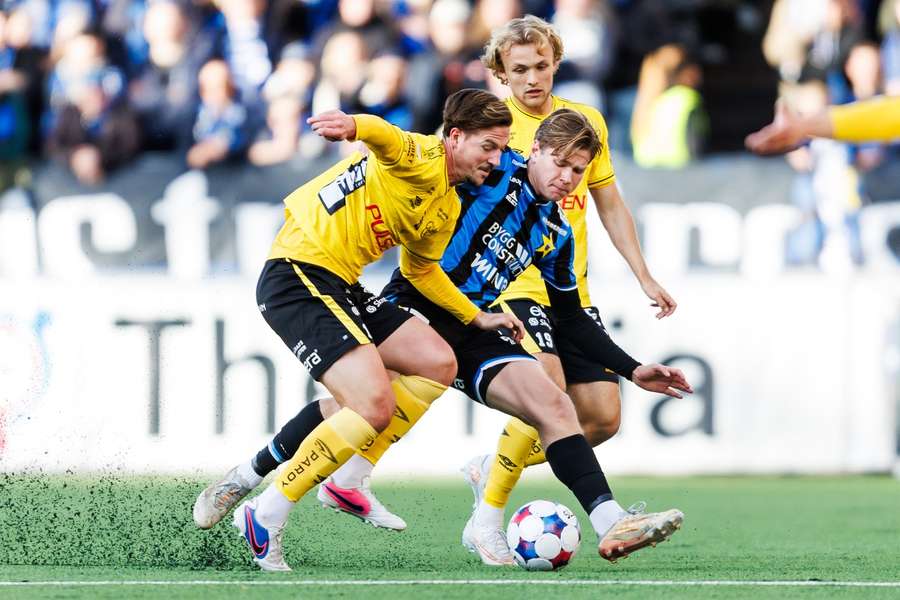 Elfsborg's Simon Olsson and Sirius' Victor Svensson do battle