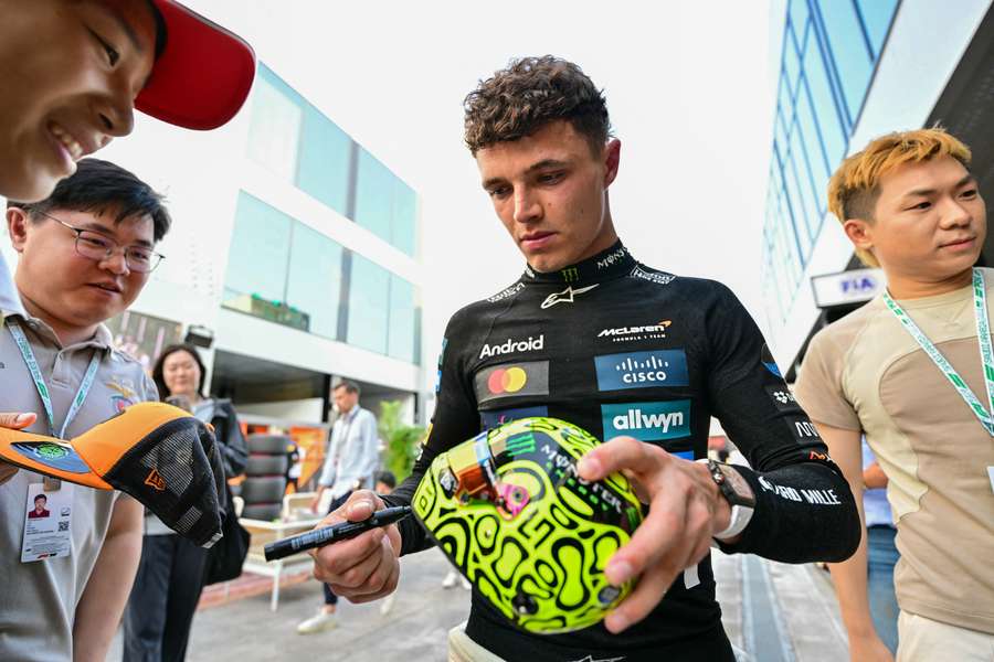 Lando Norris dă autografe