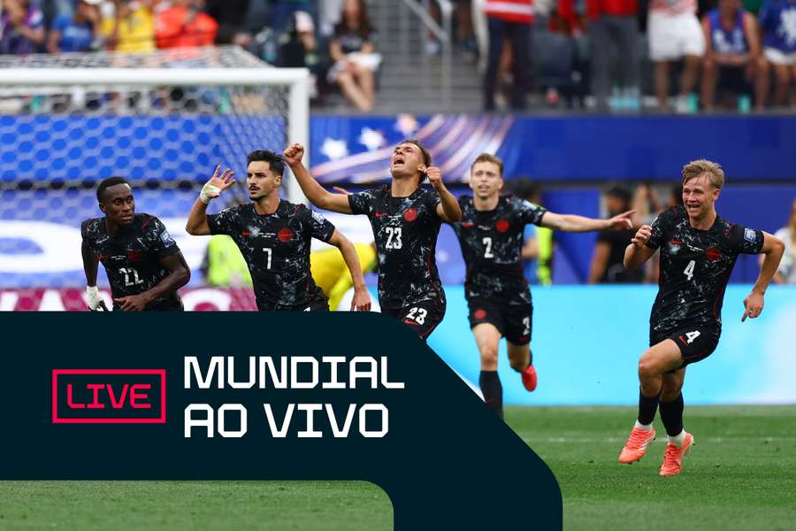 Jogadores canadianos festejam o golo