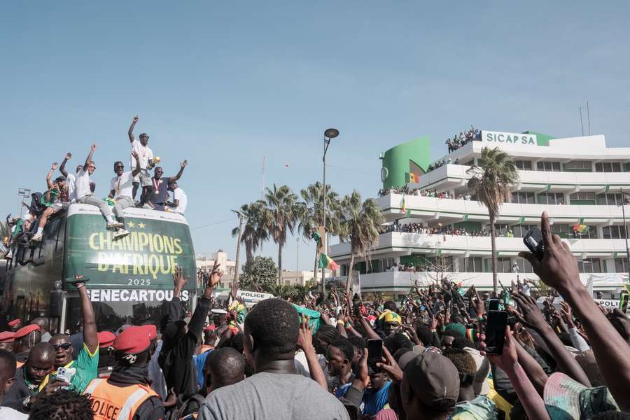 Les Lions fêtés par les Sénégalais lors d'une parade dans Dakar survoltée