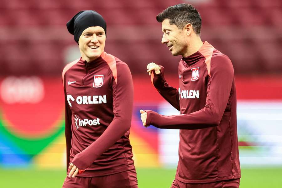 Karol Swiderski a Robert Lewandowski na tréninku polské reprezentace.