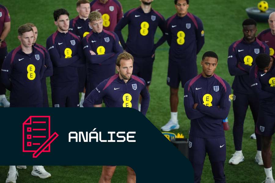 Jogadores da Inglaterra ouvem instruções durante um treino em St George's Park