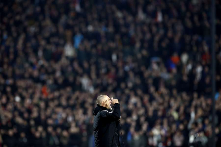 "GEBRUIK JE VERSTAND, GODVERDOMME!" John de Wolf spreekt het publiek toe tijdens de KNVB Beker halve finale tegen Ajax op 5 april