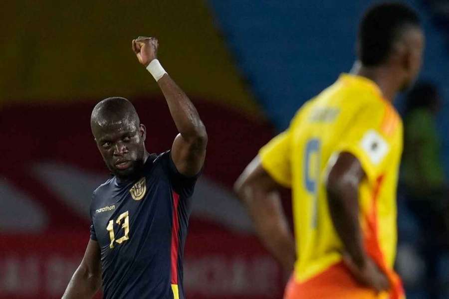 Enner Valencia celebra su gol en Colombia.