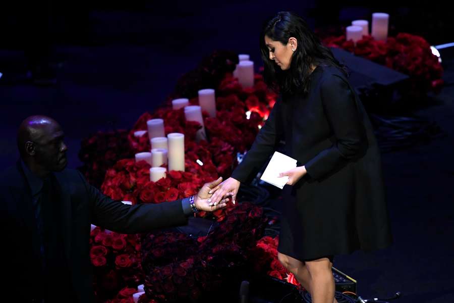 Vanessa Bryant bei der öffentlichen Verabschiedung von ihrem Ehemann und ihrer Tochter Vanessa Bryant bei der öffentlichen Verabschiedung von ihrem Ehemann und ihrer Tochter