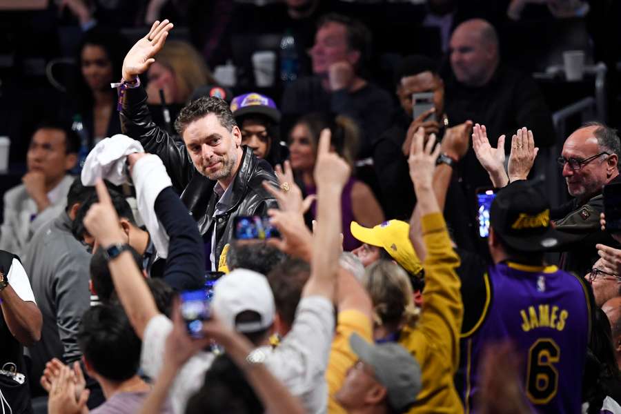 Pau Gasol, saludando en un tiempo muerto a la afición de los Lakers