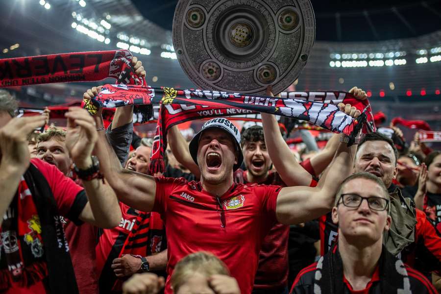 Fanoušci Bayeru Leverkusen oslavující první bundesligový titul.