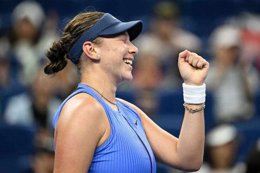 Anisimova festeja após eliminar Paolini