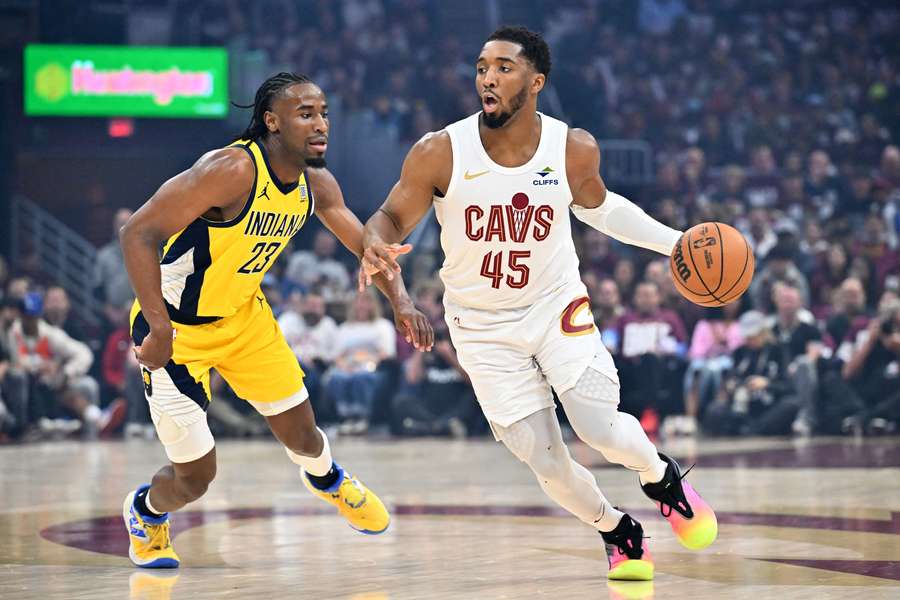 Aaron Smith persigue a Donovan Mitchell, figura de los Cavs