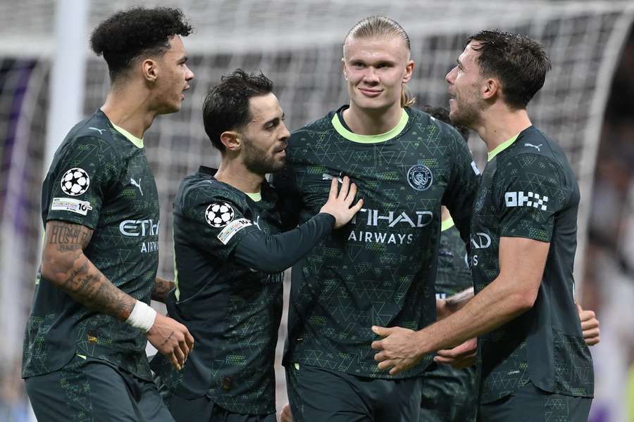 Erling Haaland célèbre son but avec ses coéquipiers lors du match de Ligue des champions entre Manchester City et le Real Madrid au Santiago Bernabéu, le 10 décembre 2025 à Madrid.