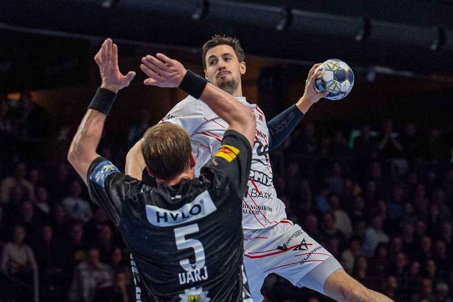 Füchse-Profi Max Darj blockt einen Abschluss von Ivan Martinovic