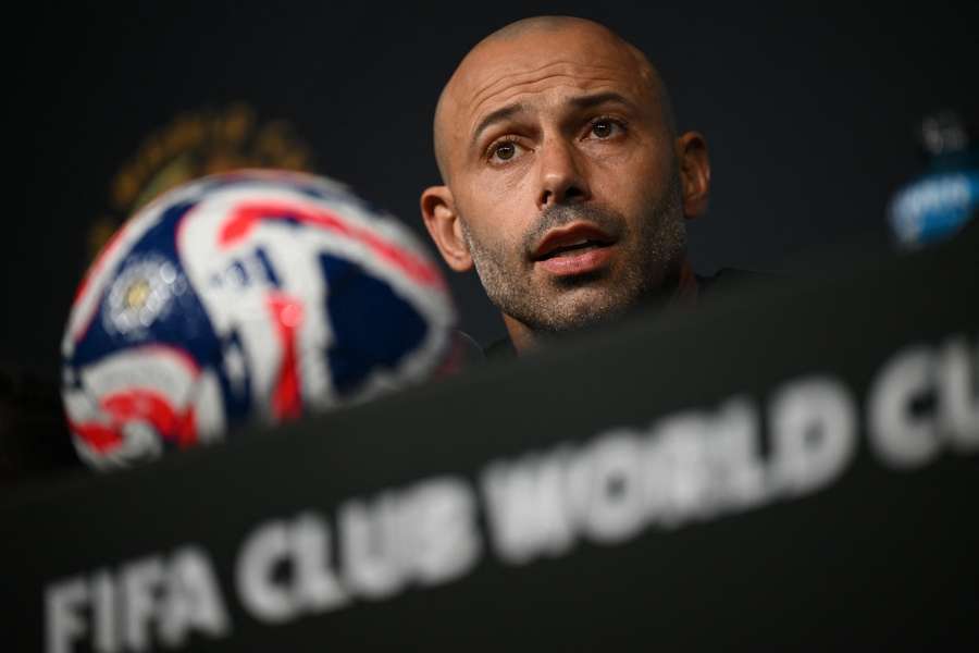 Mascherano habla en rueda de prensa.