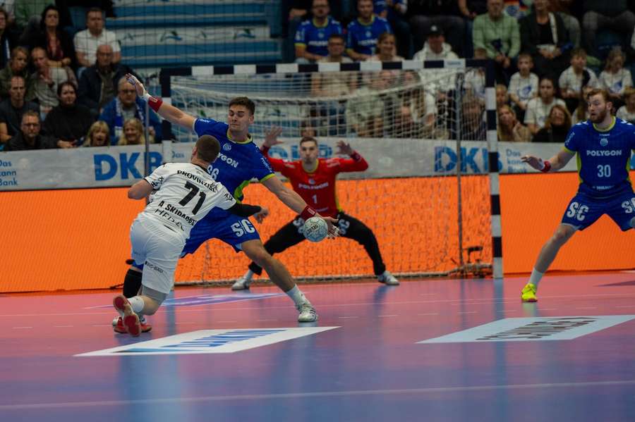 Elias Ellefsen á Skipagötu traf fünf Sekunden vor Schluss zum Ausgleich