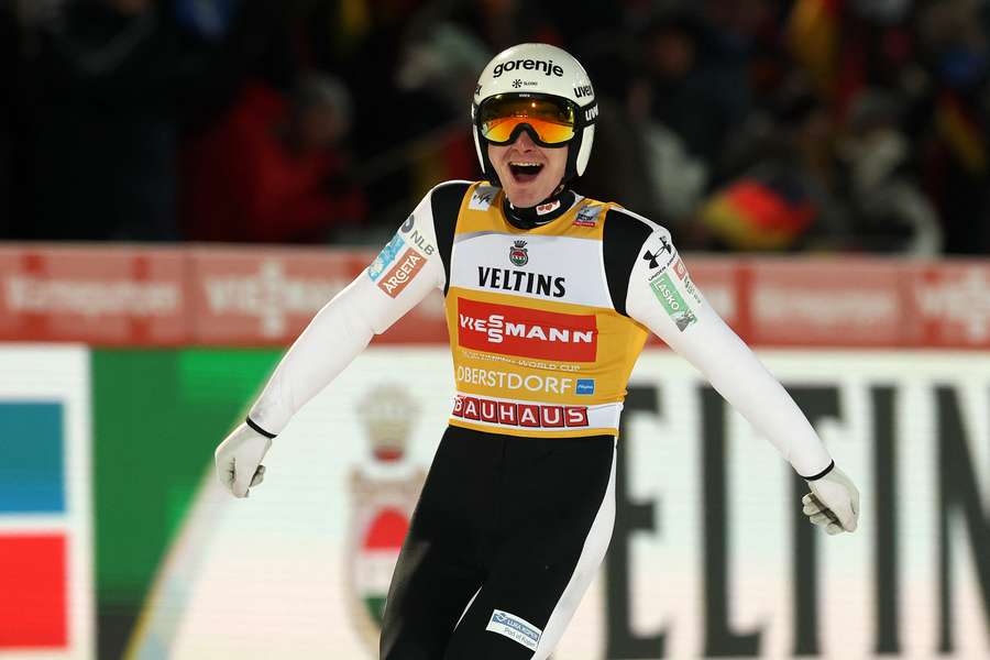 Lídr Světového poháru Domen Prevc vyhrál Úvodní závod Turné čtyř můstků.